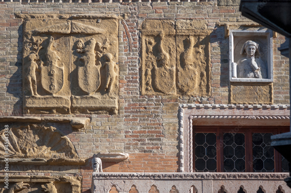 Padova. Altorilievi sulla parete di Palazzo della Ragione
