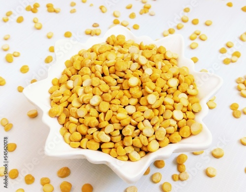 Fotografia Split chickpeas legume dal chana Bengal gram lentils pulse yellow organic dahl f