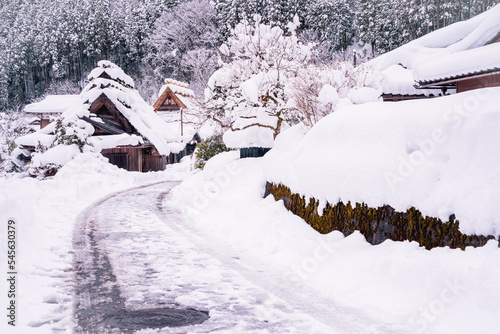 京都府南丹市美山町茅葺きの里の冬景色 © 隆司 西野