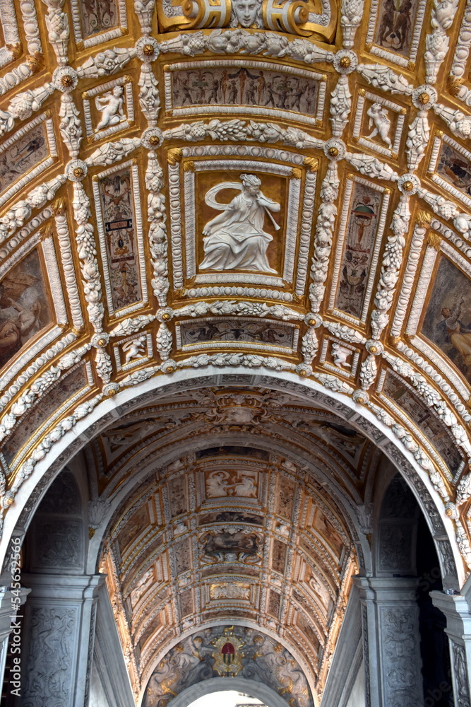 Verzierte Arkaden am Dogenpalast in Venedig