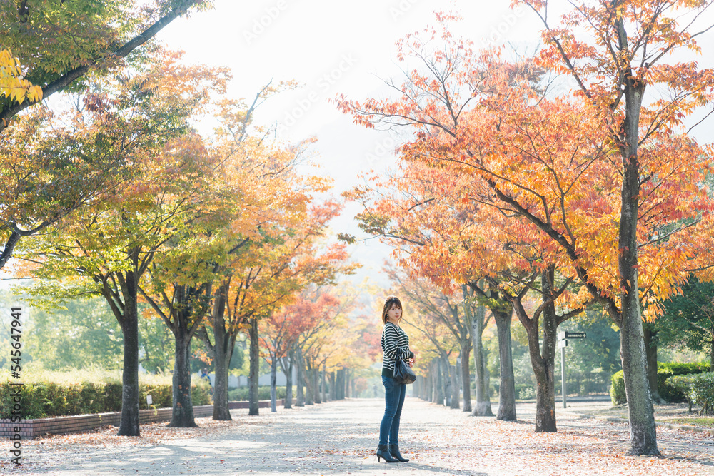 紅葉と女性 紅葉と女性