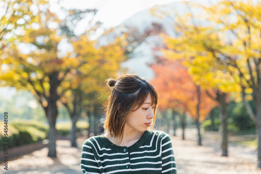 紅葉と女性 紅葉と女性