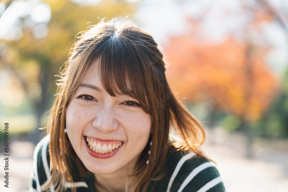紅葉と女性 紅葉と女性