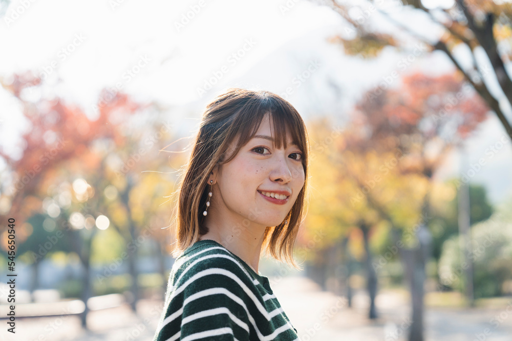 紅葉と女性 紅葉と女性