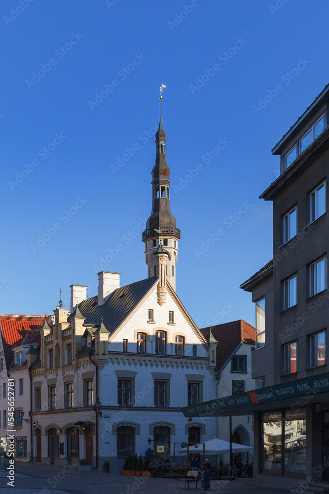 Obraz premium TALLINN, ESTONIA - OCTOBER, 11, 2021: Townhall tower. Streets of old town of Tallinn. Autumn daytime.