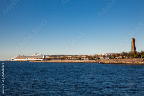 Crucero Emerald Princess atracado en el muelle Arriluce en Getxo, Vizcaya, País Vasco