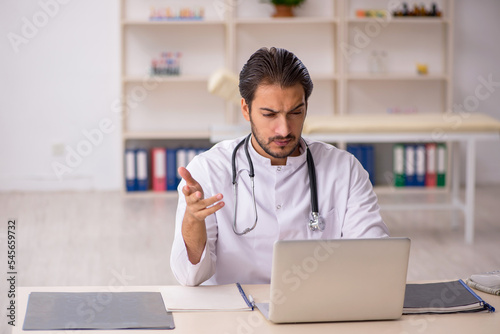 Young male doctor in telemedicine concept Fototapet
