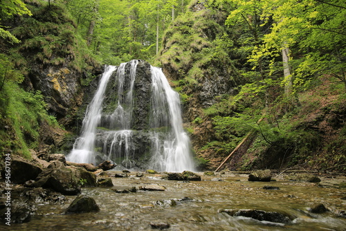 Fototapeta Naklejka Na Ścianę i Meble -  Wasserfall in den Bergen