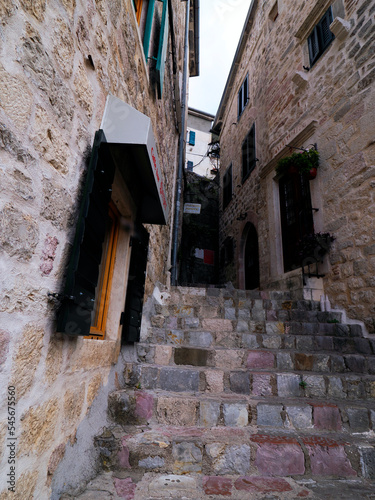 Kotor jest jednym z najlepiej zachowanych średniowiecznych miast w południowo-wschodniej Europie, pełen zabytkowych budowli. Stare Miasto otoczone jest średniowiecznymi murami miejskimi, które łączą s