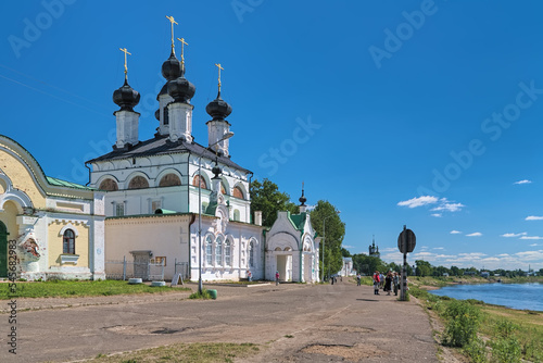 Obraz na płótnie Veliky Ustyug, Russia. Left bank of the Sukhona river, and Cathedral of St. Procopius of Ustyug. The cathedral was built in 1668 over the remains of the saint. w salonie
