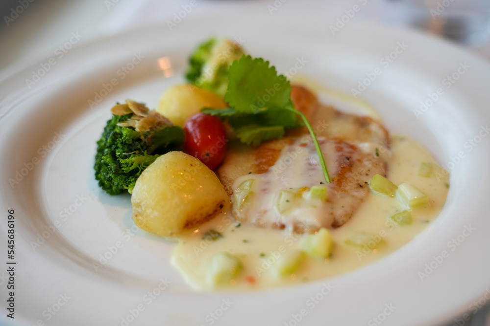 Gebratener Fisch mit Kartoffeln und Gemüse in Creme-Sauce Gebratener Fisch mit Kartoffeln und Gemüse in Creme-Sauce