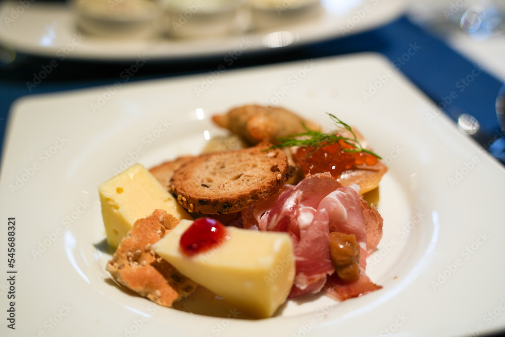 Variation von Käse und Wurst als Vorspeise Variation von Käse und Wurst als Vorspeise