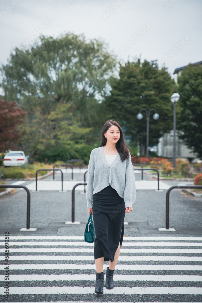 日本人女性が横断歩道を渡っている woman pedestrian crossing