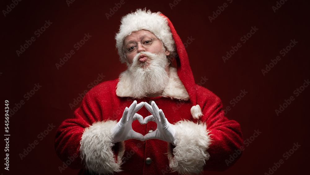Naklejka premium Santa Claus with heart sign