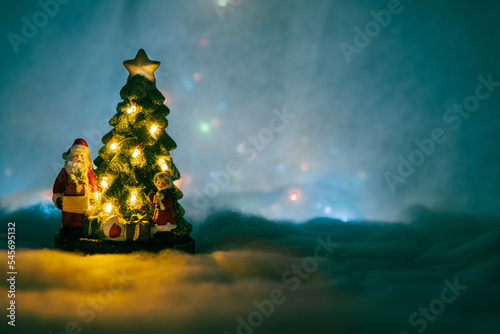 Fotografie harmonious christmas background with santa, christmas tree and presents