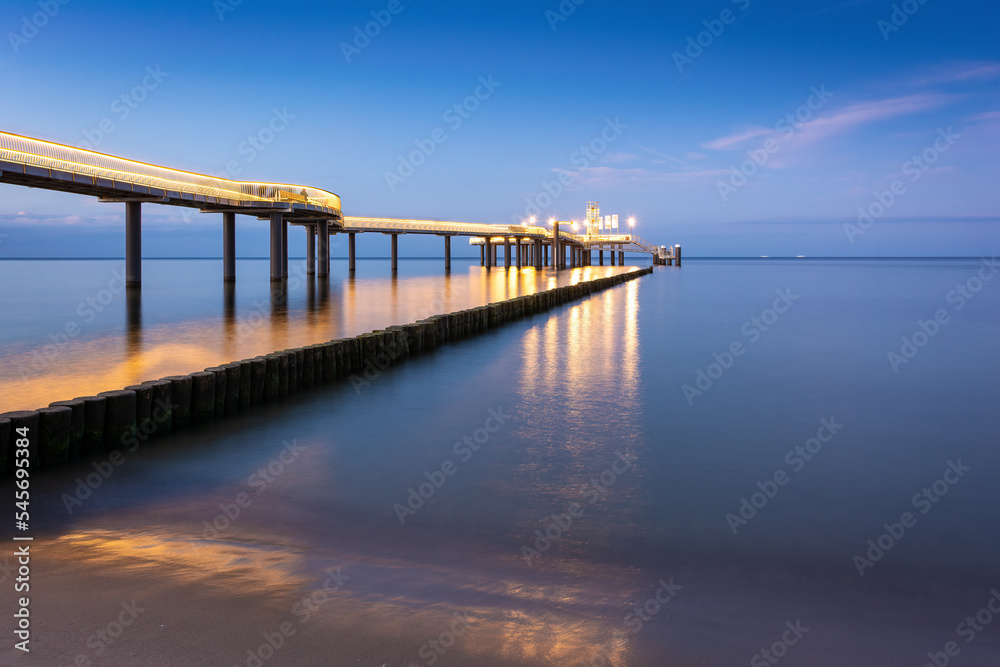 Seebrücke am Ostsee Strand in Koserow auf Insel Usedom in der Dämmerung