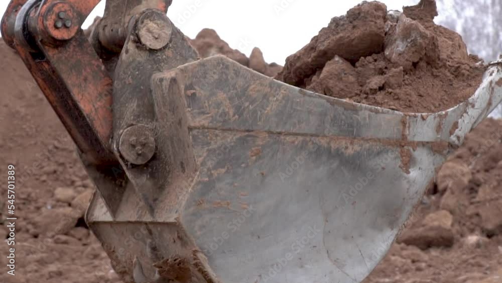 Vidéo Stock Snowy weather, excavator dig frozen ground, Tractor loader