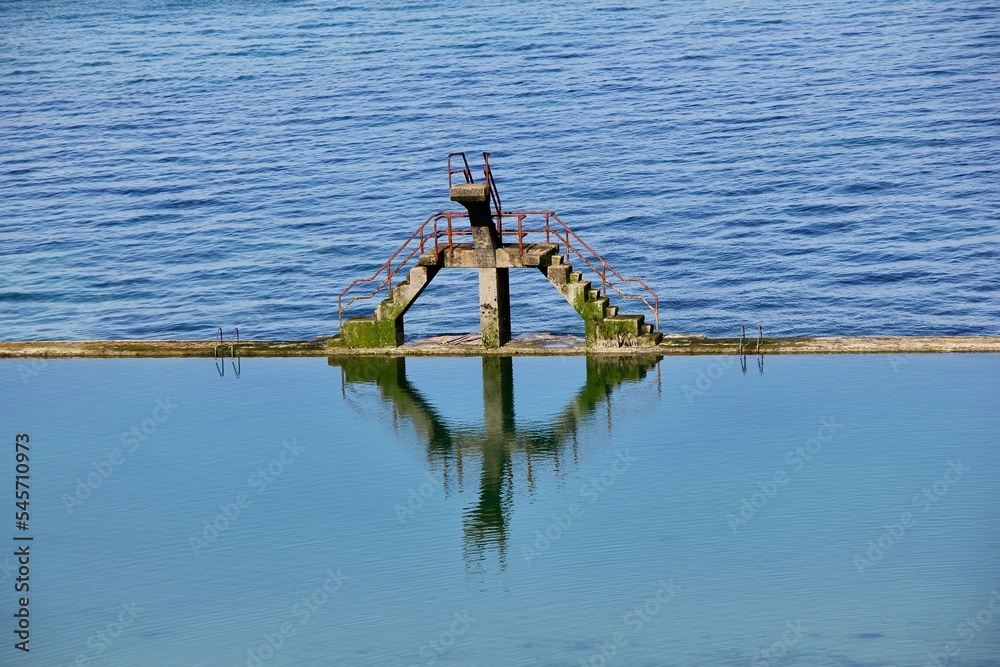 Naklejka premium Alter Sprungturm im Freibad am Meer