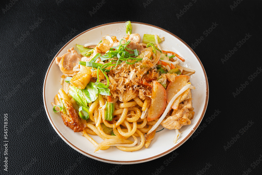 おいしそうな醤油味の焼うどん おいしそうな醤油味の焼うどん