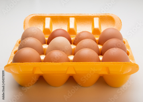 ovos de galinha em uma caixa de papelão em um fundo branco photo