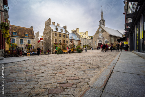 Fotografiet In the heart of the old town of Quebec there is the Place Royale where tourists admire the cobbled streets and stone houses of New France