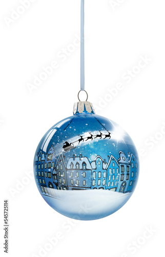 Weihnachtskugel aus Glas mit einer verschneiten Stadt  isoliert auf weissem H...