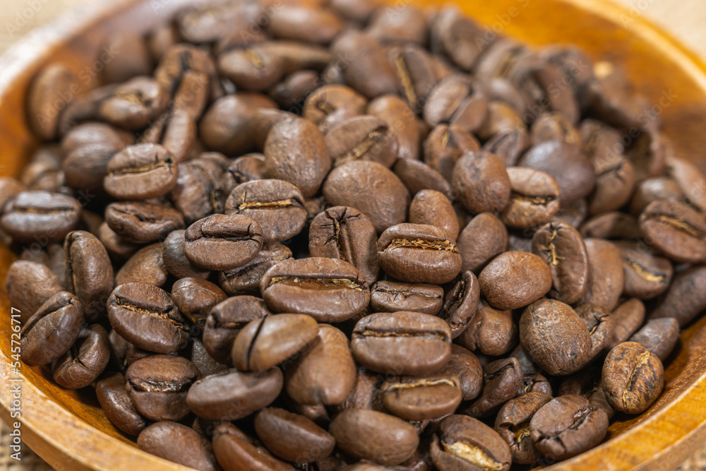 木の器に入ったコーヒー豆　パナマ