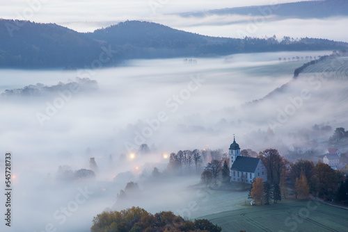 Papstdorf in der S  chsischen Schweiz in Nebel umh  llt 
