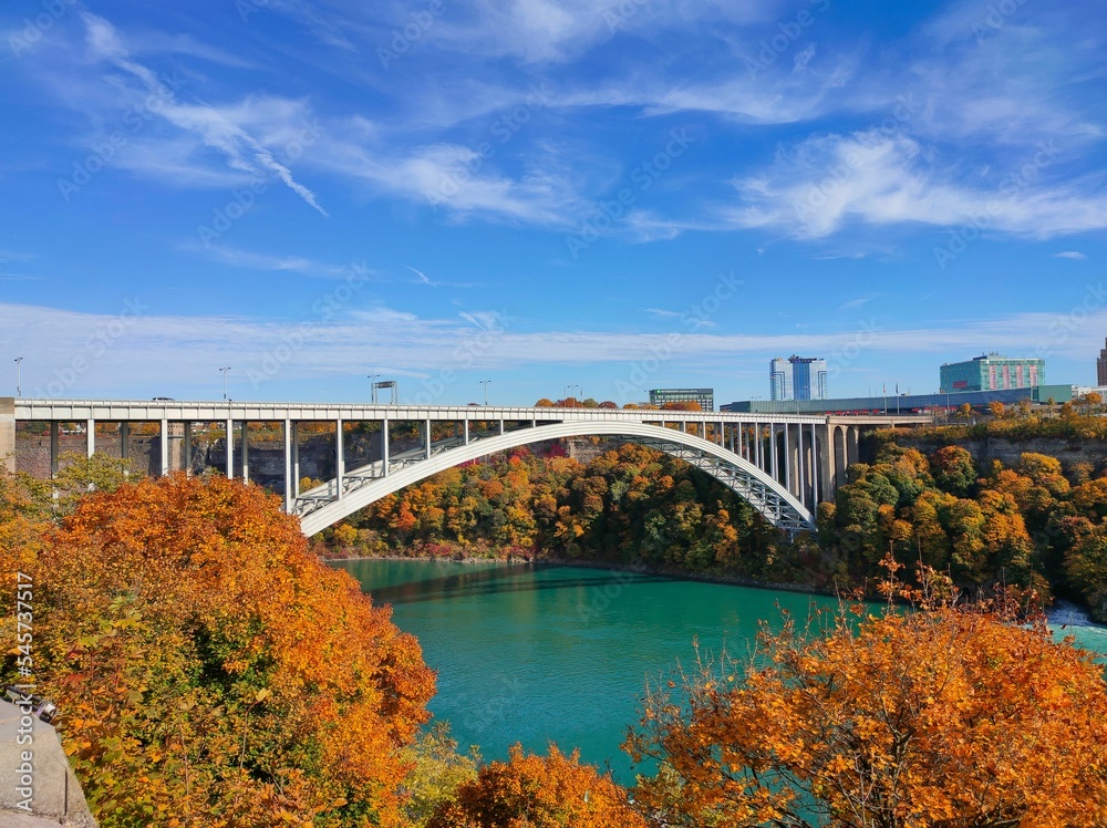 Obraz premium Scenic view of the Rainbow International Bridge in Niagara Falls, Canada