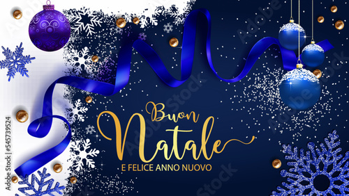 tarjeta o pancarta con Feliz Navidad y Feliz Año Nuevo en oro sobre un fondo azul marino y blanco con copos de nieve, bolas de Navidad una cinta azul y brillo plateado