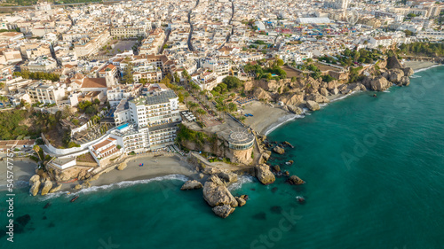 Vista del municipio de Nerja en la zona costera del balcón de Europa, España