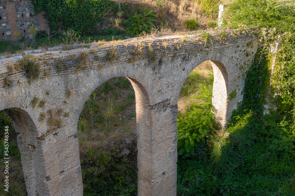 Antiguo acueducto que suministraba agua al recinto histórico de la Alhambra en la ciudad de Granada, España