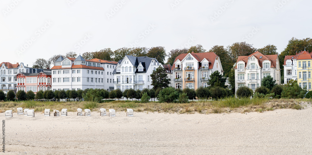 Strand und Promenade mit Villen und Hotels in Bansin auf Insel Usedom