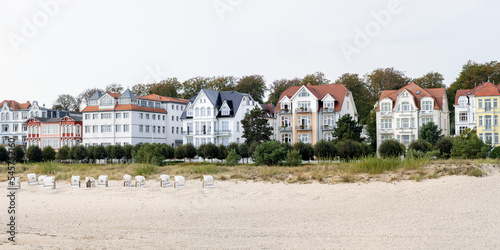 Strand und Promenade mit Villen und Hotels in Bansin auf Insel Usedom