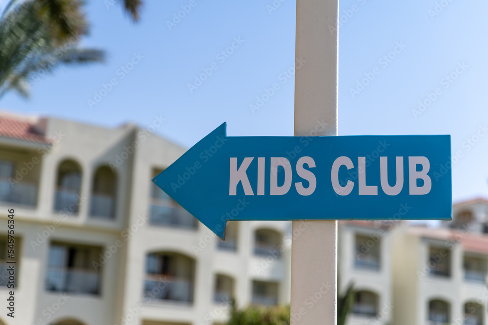 Obraz premium Blaues Schild zum KIds Klub in einer Hotelanlage.