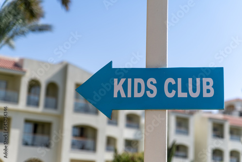 Blaues Schild zum KIds Klub in einer Hotelanlage.