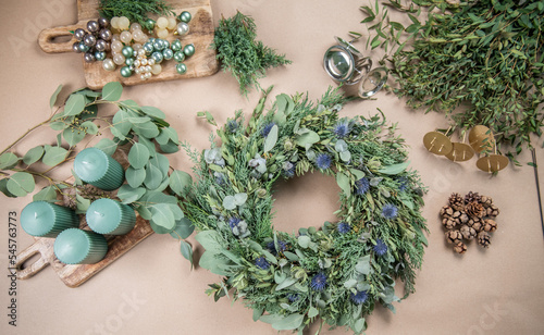 Wallpaper Mural Kranz binden mit Eukalyptus, Distel, Mimose und Zypresse, Adventskranz selber machen, moderne Dekoration für Weihnachten Torontodigital.ca