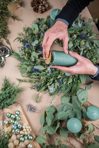 Kranz binden mit Eukalyptus, Distel, Mimose und Zypresse, Adventskranz selber machen, moderne Dekoration für Weihnachten photo