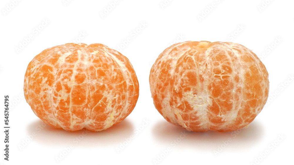 Deux mandarines entières pelées isolées sur fond blanc Deux mandarines entières pelées isolées sur fond blanc