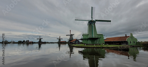 Molinos de viento en Ámsterdam reflejados en el agua