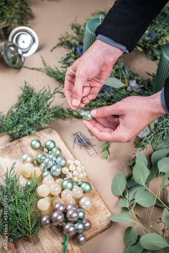 Kranz binden mit Eukalyptus, Distel, Mimose und Zypresse, Adventskranz selber machen, moderne Dekoration für Weihnachten photo