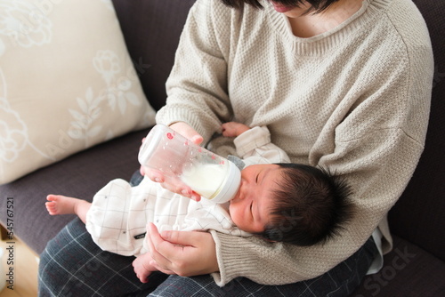 産後1か月0歳の新生児にミルクをあげている様子を斜め上から撮影した写真 photo