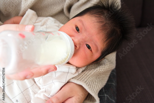 産後1か月0歳の新生児にミルクをあげている様子を上から撮影した写真 photo