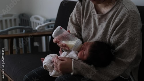 産後1か月0歳の新生児に母親がミルクをあげる様子を横から撮影した動画 photo