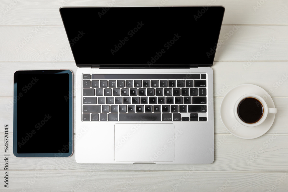 Obraz premium Modern workspace. Laptop with coffee cup and smartphone. Copy space mockup on white texture background. View from above. Flat style.