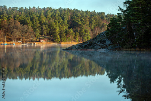Fototapeta Naklejka Na Ścianę i Meble -  house and lake in the forest, sweden, sverige, värmdö