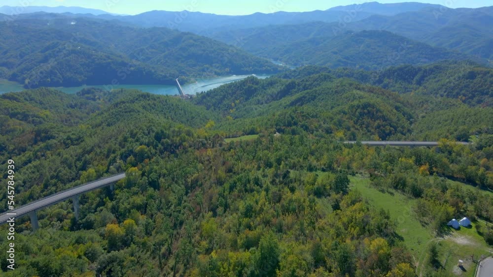 Paysage de forêt et de collines en Italie