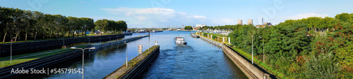 Hafen und Schleuse Maasbracht (Holland) mit aufahrendem Schiff © Comofoto