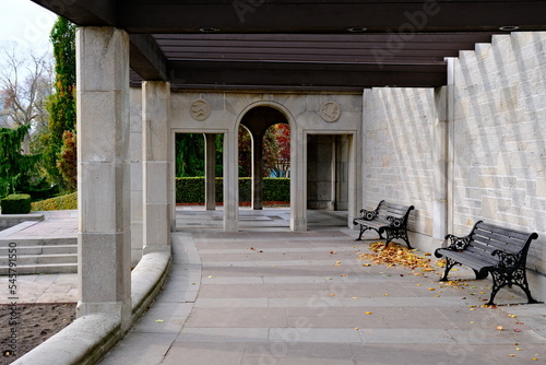 Murais de parede Oakes Garden Theater with empty benches in late autumn
