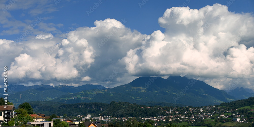 Bergpanorama Liechtensteins vor blauem Himmel riesigen weißen Wolken